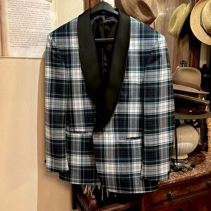 Classic summer jacket for a tuxedo ensemble. Be a member of the tuxedo club.